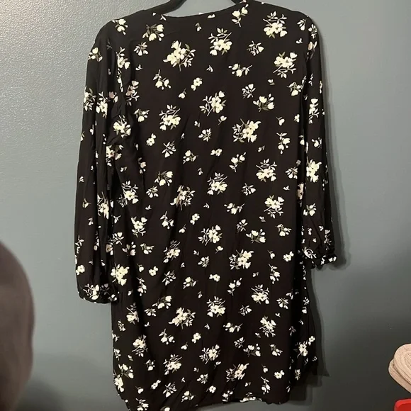 Old Navy Floral Shift Dress - Picture 6 of 7